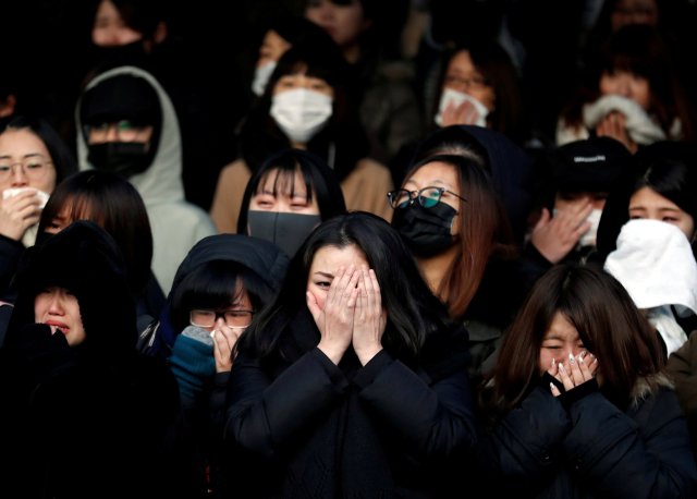 Fans of Kim Jong-hyun, lead singer of top South Korean boy band SHINee, react as a hearse carrying his coffin leaves during his funeral at a hospital in Seoul, South Korea, December 21, 2017. REUTERS/Kim Hong-Ji TPX IMAGES OF THE DAY