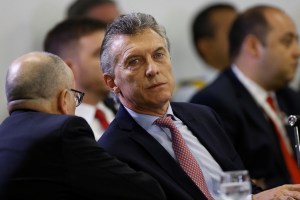 Gobierno argentino acuerda congelar precios de combustibles durante dos meses
