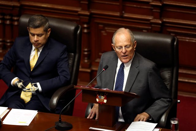 Peru's President Pedro Pablo Kuczynski (R) addresses lawmakers of the opposition-ruled Congress next to President of Congress Luis Galarreta, in Lima, Peru December 21, 2017. REUTERS/Mariana Bazo
