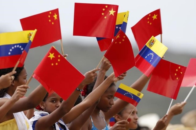 Imagen de archivo. Niños venezolanos agitan banderas mientras dan la bienvenida al presidente de China, Xi Jinping, en el aeropuerto Simón Bolívar de Caracas el 20 de julio de 2014. REUTERS / Jorge Silva