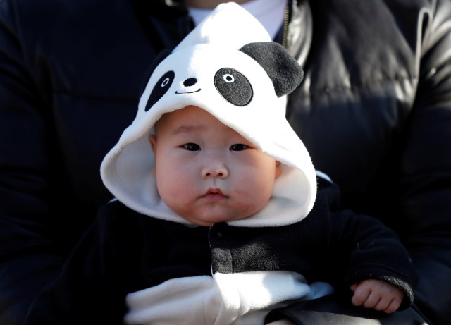 Un bebé de 6 meses de edad vestido con un traje de Oso Panda, se ve en Tokio, Japón el 19 de diciembre de 2017 REUTERS/Issei Kato