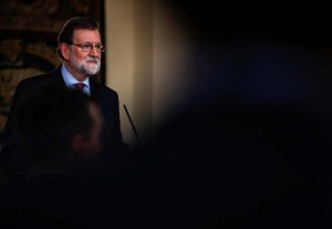 Rajoy ve absurdo que Puigdemont quiera gobernar Cataluña desde el extranjero