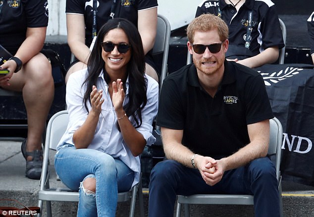46BBA6E200000578-5134447-Game_set_and_matched_Meghan_Markle_wore_a_white_top_and_jeans_to-a-2_1512089392676