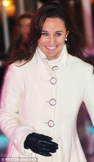 46D983C000000578-5134447-Pippa_wore_her_similar_coat_to_go_ice_skating_at_Somerset_House_-a-1_1512116173754