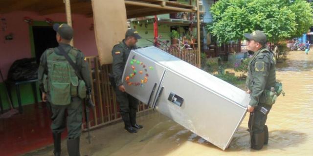 Uniformados de la Policía Nacional apoyan las labores de evacuación a las que se han visto abocadas por las lluvias e inundaciones. Foto: Cortesía de Policía de Norte de Santander