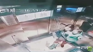 ¡Indignante! Niñera le propina una golpiza a un bebé en pleno ascensor (VIDEO)