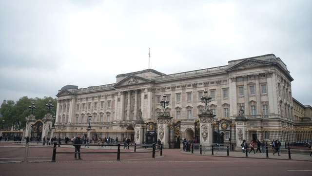 El palacio de Buckingham, residencia oficial de la reina Isabel II en Londres, está valorado en 1.500 millones de dólares. Es la vivienda más cara de Europa, no está a la venta y se abre al público entre agosto y septiembre.