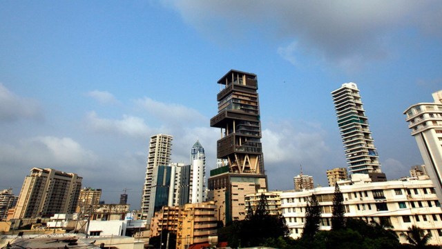 El edificio Antilia fue construido en 2010 en Bombay (India) para el empresario indio Mukesh Ambani y se considera la segunda residencia privada más cara del mundo: cuesta más de 600 millones de dólares.