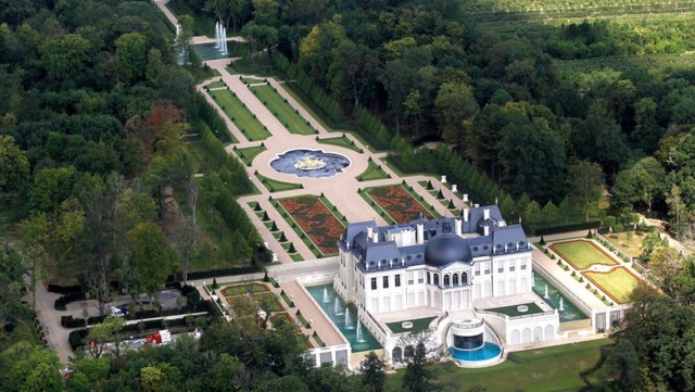 El 'château' Louis XIV, un suntuoso castillo francés de unos 5.000 metros cuadrados, fue adquirido por el príncipe heredero de Arabia Saudita, Mohamed ben Salmán. El saudita compró el castillo en 2015 por unos 300 millones de dólares a través de compañías en Francia y Luxemburgo.