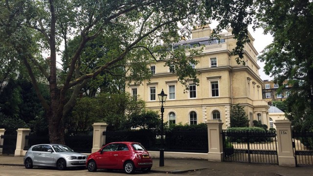 El número 18/19 de la calle más lujosa de Londres, Kensington Palace Gardens, pertenece al magnate indio Lakshmi Mittal, que compró el inmueble por 222 millones de dólares en el año 2004.