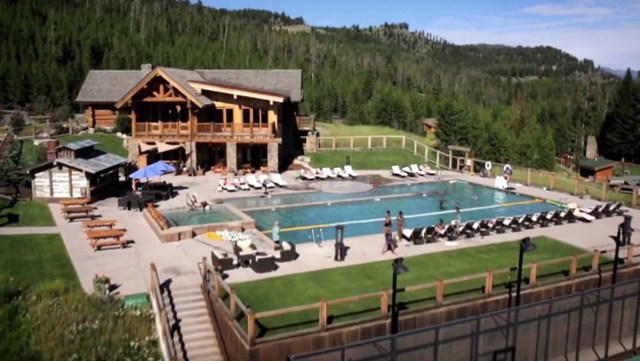 La residencia Pinnacle pertenece a la comunidad de multimillonarios amantes del esquí y golf conocida como Yellowstone Club y está ubicada en el estado de Montana (EE.UU.). Su valor se estima en 155 millones de dólares.