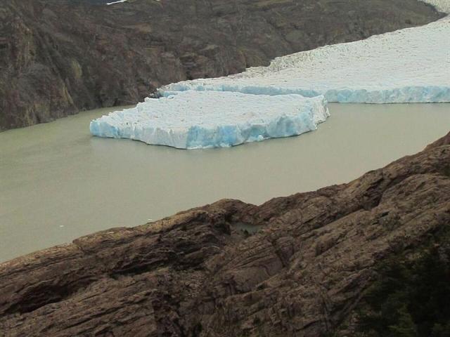 un gran bloque de hielo, de 350 por 380 metros, se desprendió del glaciar Grey. Foto EFE