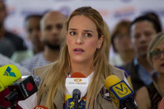  Lilian Tintori, activista de derechos humanos y esposa de Leopoldo López, asiste a una rueda de prensa hoy, miércoles 29 de noviembre del 2017, en Caracas (Venezuela). EFE/MIGUEL GUTIÉRREZ