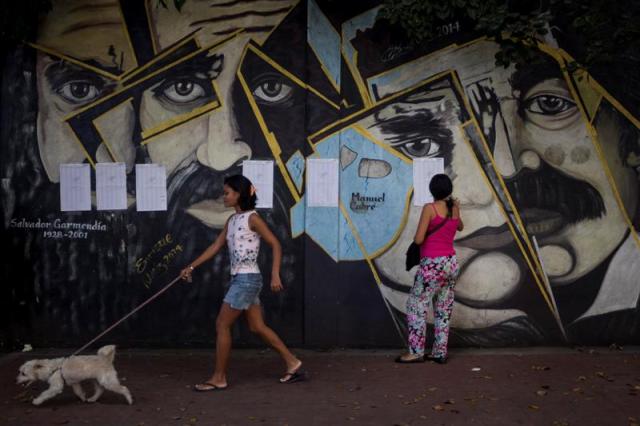 Mujeres buscan su mesa de votación en las elecciones municipales hoy, domingo 10 de diciembre de 2017, en Caracas (Venezuela). Los centros de votación comenzaron a abrir hoy en Venezuela desde las 06.00 hora local (10.00 GMT) para la elección de 335 alcaldes y del gobernador del estado Zulia (oeste), una contienda en la que el grueso de la oposición no participará. EFE/MIGUEL GUTIÉRREZ