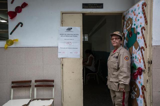 Una mujer militar llega a votar en las elecciones municipales hoy, domingo 10 de diciembre de 2017, en Caracas (Venezuela). Los centros de votación comenzaron a abrir hoy en Venezuela desde las 06.00 hora local (10.00 GMT) para la elección de 335 alcaldes y del gobernador del estado Zulia (oeste), una contienda en la que el grueso de la oposición no participará. EFE/NATHALIE SAYAGO