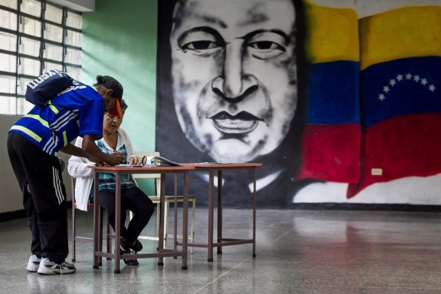 -FOTODELDIA- CAR107. CARACAS (VENEZUELA), 10/12/2017.- Un hombre llega a votar en las elecciones municipales hoy, domingo 10 de diciembre de 2017, en Caracas (Venezuela). Los centros de votación comenzaron a abrir hoy en Venezuela desde las 06.00 hora local (10.00 GMT) para la elección de 335 alcaldes y del gobernador del estado Zulia (oeste), una contienda en la que el grueso de la oposición no participará. EFE/MIGUEL GUTIÉRREZ