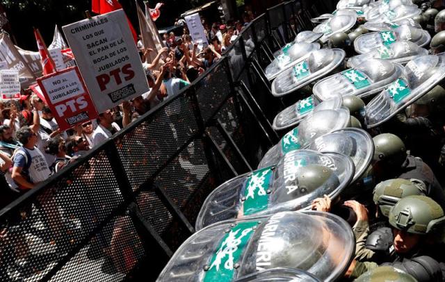 Fuerzas de gendarmería y de la Policía Federal Argentina custodian los alrededores del Congreso argentino para contener un grupo de manifestantes hoy, jueves 14 de diciembre de 2017, en Buenos Aires (Argentina). El proyecto de reforma de pensiones que impulsa el Gobierno de Argentina buscará hoy ser aprobado en una sesión especial parlamentaria en la que el oficialismo y sectores de la oposición debatirán por el valor de las pensiones sociales, en medio de un fuerte operativo de seguridad que rodea al Congreso. EFE/David Fernández