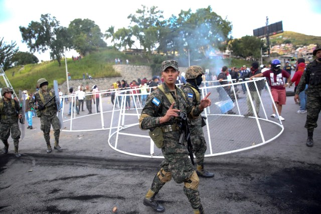 TGP01. TEGUCIGALPA (HONDURAS) 15/12/2017.- Militares custodian las calles durante una manifestación hoy, viernes 15 de diciembre de 2017, en Tegucigalpa (Honduras). Cientos de manifestantes bloquearon hoy importantes carreteras en las principales ciudades de Honduras en protesta por el presunto "fraude" en los comicios del 26 de noviembre contra el candidato de la Alianza de Oposición contra la Dictadura, Salvador Nasralla. EFE/Gustavo Amador