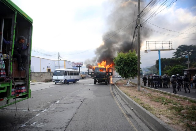 TGP05. TEGUCIGALPA (HONDURAS) 15/12/2017.- Un camión arde en llamas durante una manifestación hoy, viernes 15 de diciembre de 2017, en Tegucigalpa (Honduras). Cientos de manifestantes bloquearon hoy importantes carreteras en las principales ciudades de Honduras en protesta por el presunto "fraude" en los comicios del 26 de noviembre contra el candidato de la Alianza de Oposición contra la Dictadura, Salvador Nasralla. EFE/Gustavo Amador