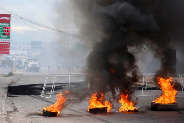 TGP11. TEGUCIGALPA (HONDURAS) 15/12/2017.- Manifestantes montan barricadas con llantas en llamas hoy, viernes 15 de diciembre de 2017, en Tegucigalpa (Honduras). Cientos de manifestantes bloquearon hoy importantes carreteras en las principales ciudades de Honduras en protesta por el presunto "fraude" en los comicios del 26 de noviembre contra el candidato de la Alianza de Oposición contra la Dictadura, Salvador Nasralla. EFE/Gustavo Amador