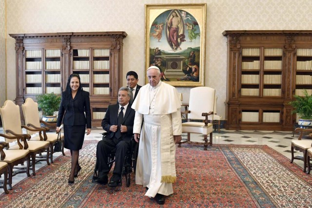 Vatican City (Holy See), 16/12/2017.- Pope Francis (R) stands with the President of Ecuador Lenin Moreno (C) and his wife Rocio Gonzalez Navas (L) during a private audience in Vatican, 16 December 2017. (Papa) EFE/EPA/ANDREAS SOLARO / POOL