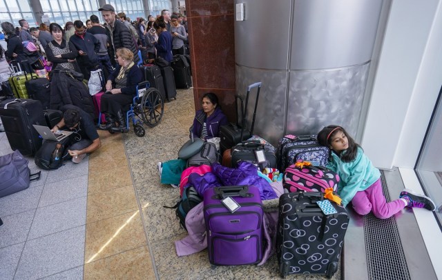 ELX01. Atlanta (United States), 17/12/2017.- Passengers affected by a widespread power outage wait in long lines at the International Terminal of Hartsfield-Jackson Atlanta International Airport in Atlanta, Georgia, USA, 17 December 2017. The airport, one of the busiest in the world, reported a power outage that affected several areas of the airport, disrupting operations. (Estados Unidos) EFE/EPA/ERIK S. LESSER