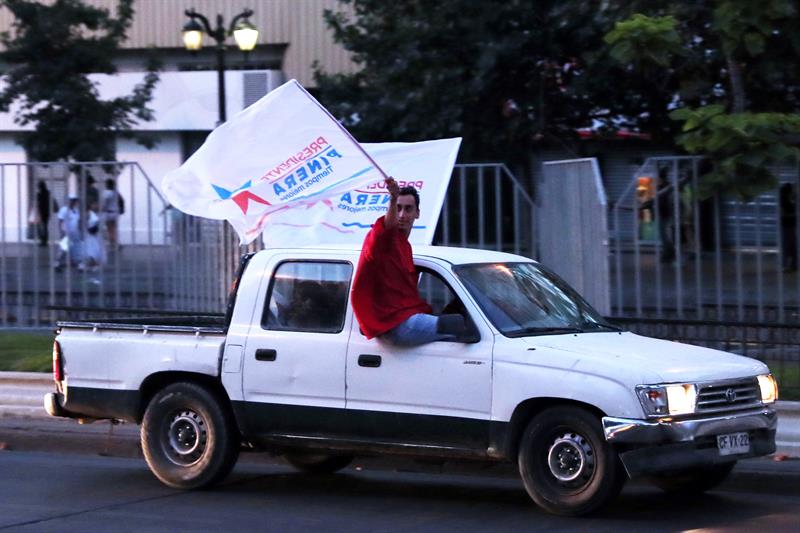 Chilenos salen a las calles para celebrar el triunfo de Piñera