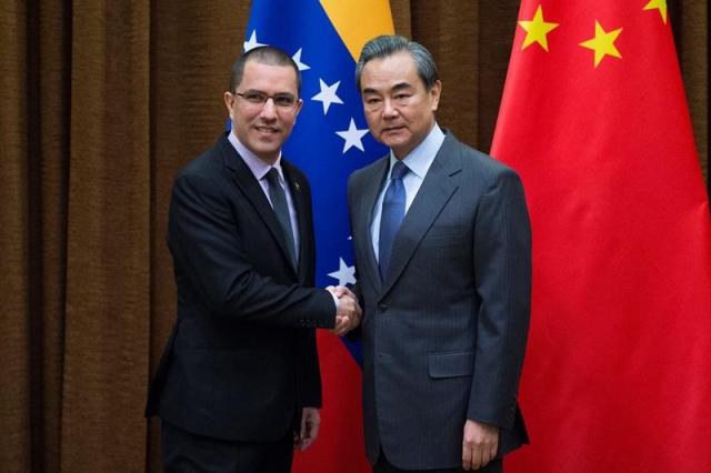 El ministro de Relaciones Exteriores venezolano, Jorge Arreaza (i), estrechar la mano de su homólogo de China, Wang Yi (d), en el Ministerio de Asuntos Exteriores en Pekín, (China) hoy, viernes 22 de diciembre de 2017. EFE/NICOLAS ASFOURI / POOL