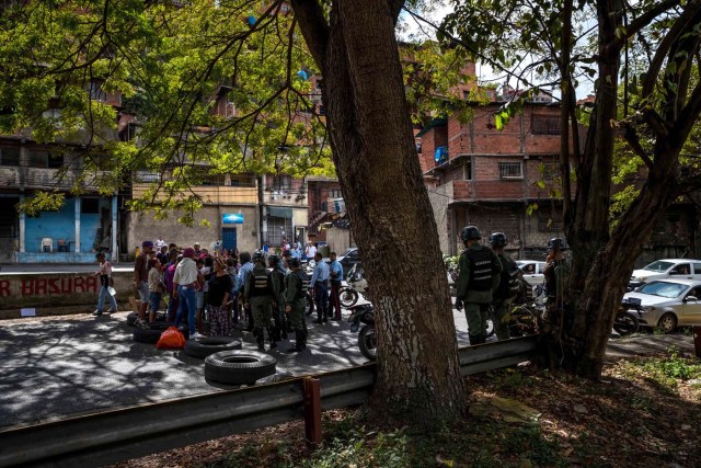 ACOMPAÑA CRÓNICA: VENEZUELA CRISIS. CAR10. CARACAS (VENEZUELA), 27/12/2017.- Un grupo de personas habla con miembros de la Guardia Nacional Bolivariana durante una manifestación hoy, miércoles 27 de diciembre del 2017, en Caracas (Venezuela). Venezuela vive una Navidad con focos de protestas pues en la última semana se han registrado, casi a diario, manifestaciones por falta de "todo" lo que incluye gas doméstico, alimentos y agua, algo que, sumado a la grave crisis económica, ha convertido estas fiestas en "las peores" de los últimos tiempos. EFE/MIGUEL GUTIÉRREZ