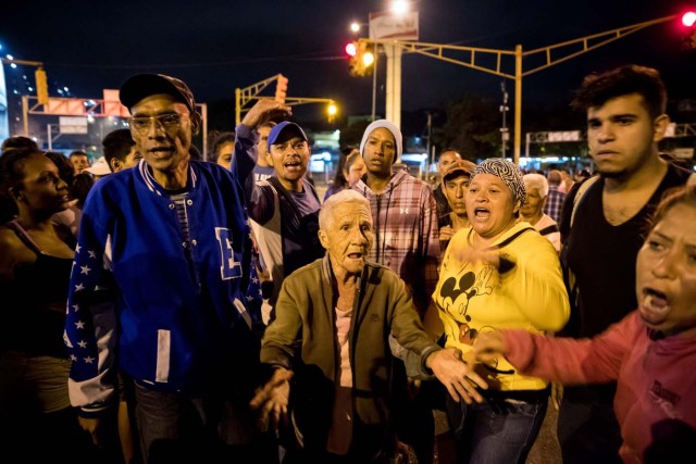 ACOMPAÑA CRÓNICA: VENEZUELA CRISIS - CAR01. CARACAS (VENEZUELA), 27/12/2018.- Un grupo de personas protesta en horas de la noche hoy, miércoles 27 de diciembre de 2017, en Caracas (Venezuela). Venezuela vive una Navidad con focos de protestas pues en la última semana se han registrado, casi a diario, manifestaciones por falta de "todo" lo que incluye gas doméstico, alimentos y agua, algo que, sumado a la grave crisis económica, ha convertido estas fiestas en "las peores" de los últimos tiempos. EFE/MIGUEL GUTIÉRREZ