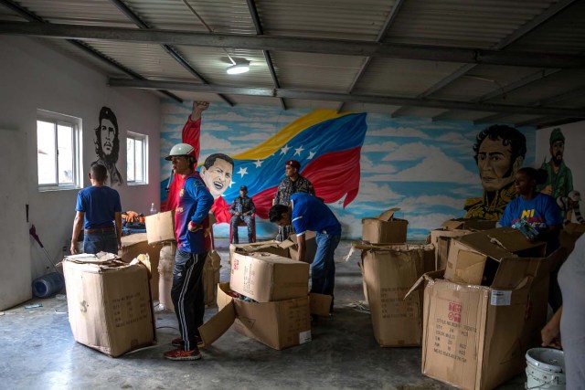 CAR111. CARACAS (VENEZUELA), 28/12/2018.- Un grupo de personas adeptas al oficialismo saca juguetes de una Casa de Asambleas del Poder Popular para repartirlos en el sector La Vega, después de que este recinto fuese asediado por manifestantes en horas de la madrugada hoy, jueves 28 de diciembre del 2017, en Caracas (Venezuela). Durante la madrugada de este jueves se registraron en varios puntos de Venezuela protestas por la escasez de alimentos para completar el menú navideño, gas y agua, informaron hoy medios locales. EFE/MIGUEL GUTIÉRREZ