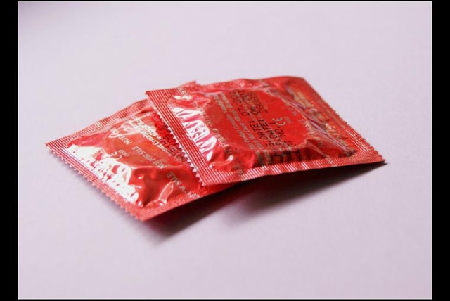 ¿Dos condones al mismo tiempo? Por mucho que sea tu miedo al embarazo o a una ETS nunca uses dos condones, al contrario, con dos condones podrías facilitar la ruptura de ambos, por la fricción. (Foto: Pixabay)