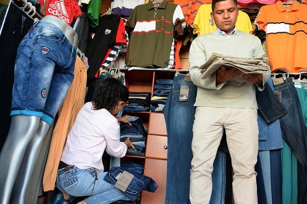 La prenda por excelencia del venezolano, el jean, sobrepasa el millón 200 mil bolívares. (Foto/Jorge Castellanos) 