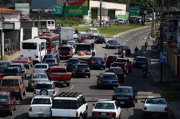 Convulsionada San Cristóbal por la falta de gasolina: Trancas, congestionamiento, riñas y colas kilométricas