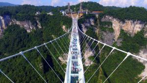 China inaugura el puente de cristal más largo del mundo, de 488 metros