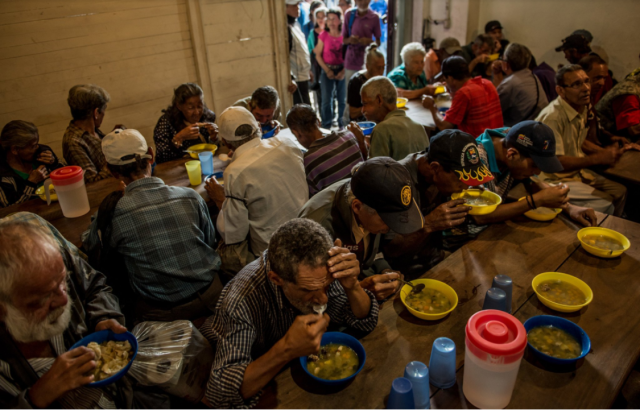 La hora del almuerzo en el comedor social de Los Teques, donde la gente comenzó a hacer cola a las 6 a.m. - Foto: Meridith Kohut para The New York Times 