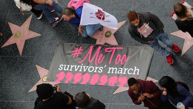 Mujeres se manifiestan en favor de sobrevivientes de acoso sexual en Hollywood, California (Foto: Reuters)