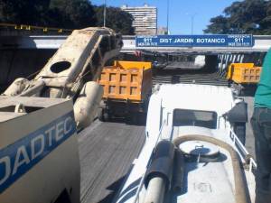 Las vigas del distribuidor Jardín Botánico desgarradas por el paso de un camión (fotos)