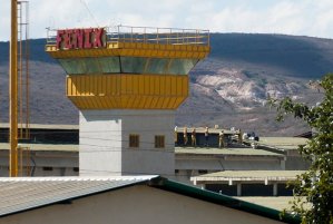Presos secuestraron a la directora y cinco funcionarios de la cárcel Fénix