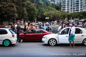 Cortejo fúnebre en la Prados del Este generó fuerte tranca frente a los policías (FOTOS)