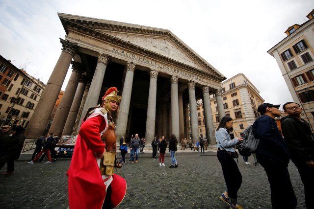 Personas caminan frente al antiguo Panteón en el centro de Roma, Italia, el 11 de diciembre de 2017. REUTERTS / Tony Gentile