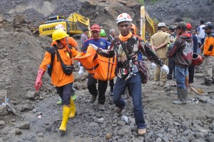 Avalancha deja ocho mineros muertos y ocho heridos en cantera de Indonesia
