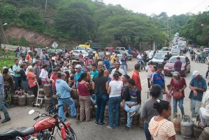 Larenses trancan el puente Macuto