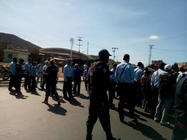 Foto: Trabajadores de Transanzoategui protestan por el pago de quincenas y aguinaldos / Cortesía  