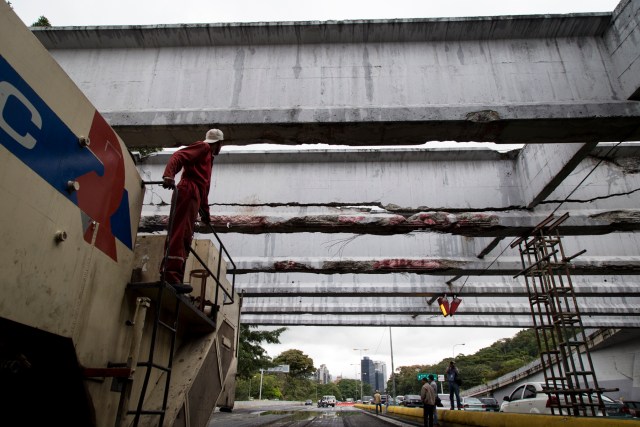 Reparacones del puente roto en la autopista Francisco Fajardo. Foto: Francisco Bruzco