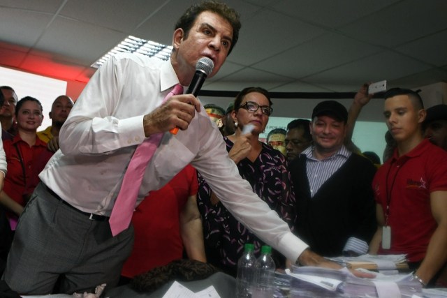 The presidential candidate for Honduras' Opposition Alliance against the Dictatorship, Salvador Nasralla, talks to the press as he displays vote tallies that he claims show he won the November 26 general elections, in Tegucigalpa on November 29, 2017.  Nasralla said he would not recognize the results to be announced by the Supreme Electoral Tribunal, after accusing it of tampering with the vote count to favor the reelection of President Juan Orlando Hernandez.  / AFP PHOTO / ORLANDO SIERRA