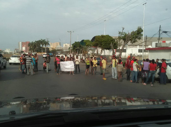 Habitantes de Anzoátegui protestan por falta de comida (Foto: Christian G. Velasco? @ChristianJohan)