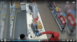 Ladrón intentó asaltar una tienda pero el cajero lo ahuyentó con su mirada