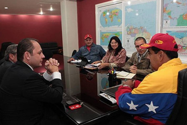 Raúl Gorrín, el presidente de Globovisión (izquierda) se reúne con el presidente venezolano Nicolás Maduro (derecha).