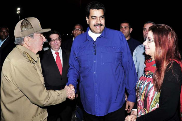Raúl Castro, Presidente de Cuba, acudió en la noche de este viernes al aeropuerto internacional José Martí para despedir al Presidente de Venezuela, Nicolás Maduro Moros (Foto: Estudios Revolución / granma.cu)